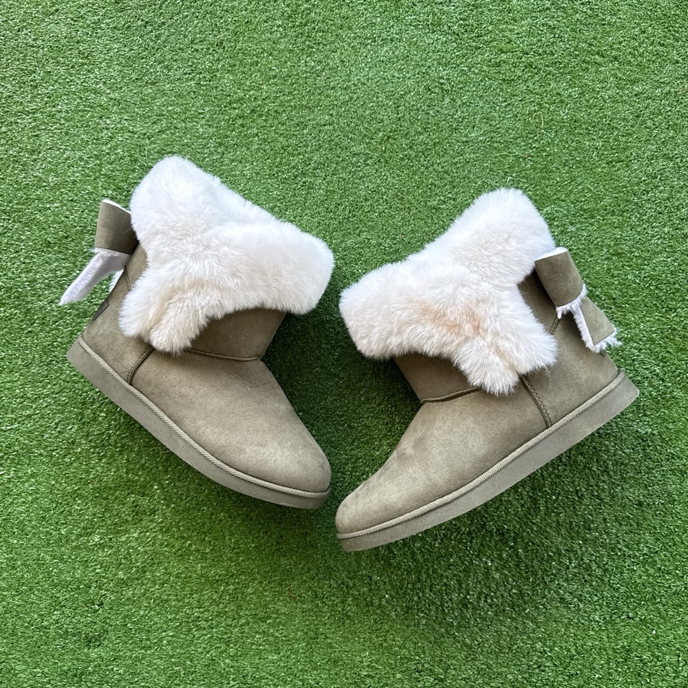 Juicy Couture Green Ankle Boots with White Fur